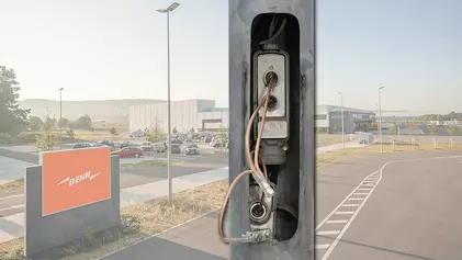 Erdungs- und Kurzschließvorrichtung für Straßenbeleuchtung