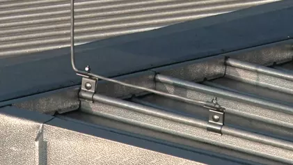 Dachleitungshalter für Metalldächer