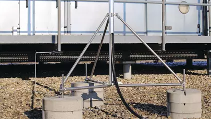 Stative für Stützrohre mit seitlichem Auslass