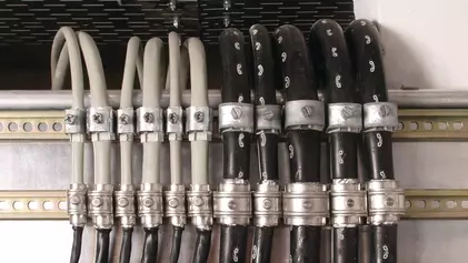 Schirmanschlusstechnik und Einbaugehäuse