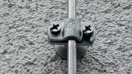 Leitungshalter mit Überleger und Abdeckbund