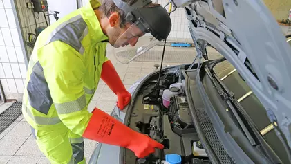 Persönliche Schutzausrüstung zum Arbeiten unter Spannung