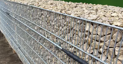 Winkelhalter für Prellleiter an Gabionen