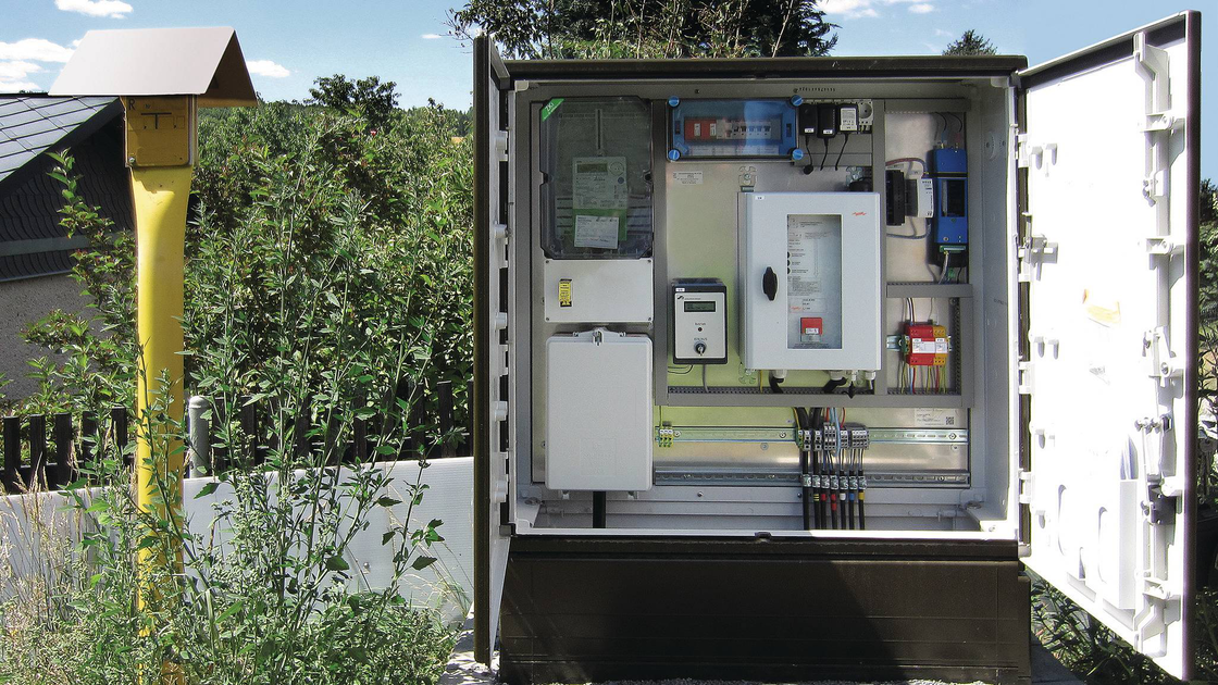 Voltage-controlled smart decoupling device VCSD