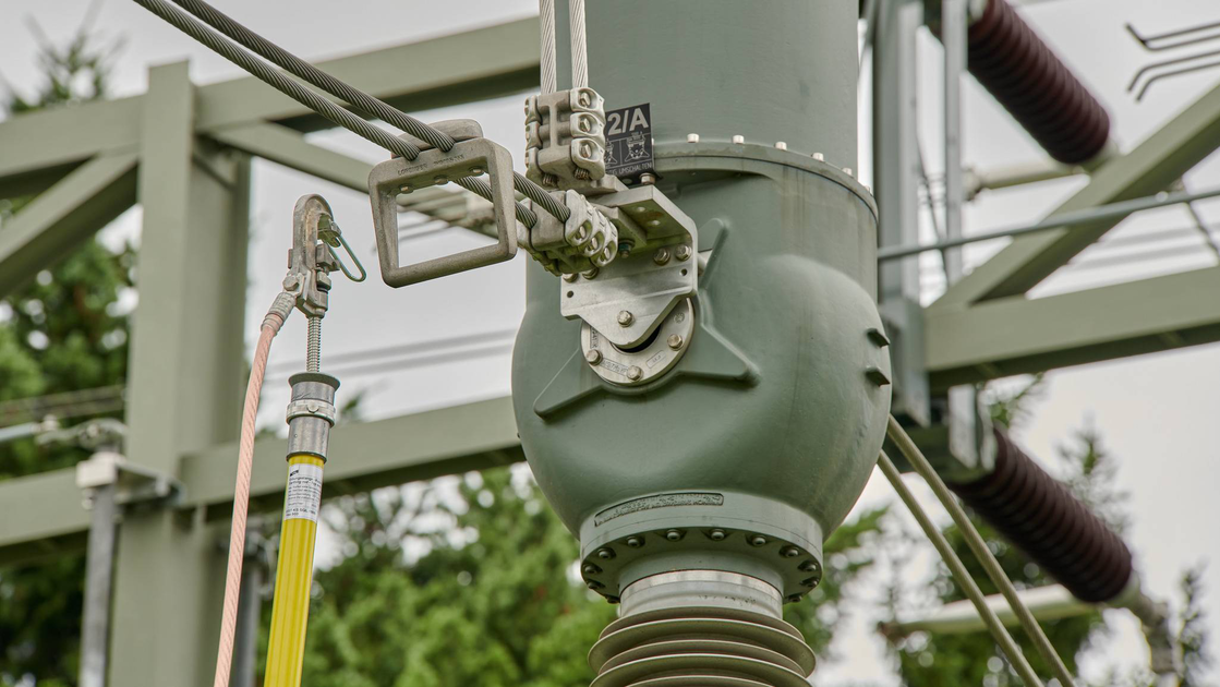 Phase Connecting Elements for Overhead Lines